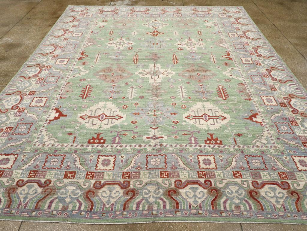 Tapis moderne du Turkestan oriental Khotan, fabriqué à la main au cours du 21e siècle.

Mesures : 11' 0