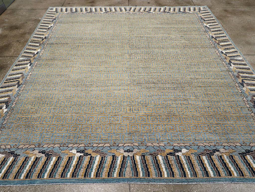 Tapis moderne du Turkestan oriental Khotan, fabriqué à la main au cours du 21e siècle.

Mesures : 11' 2