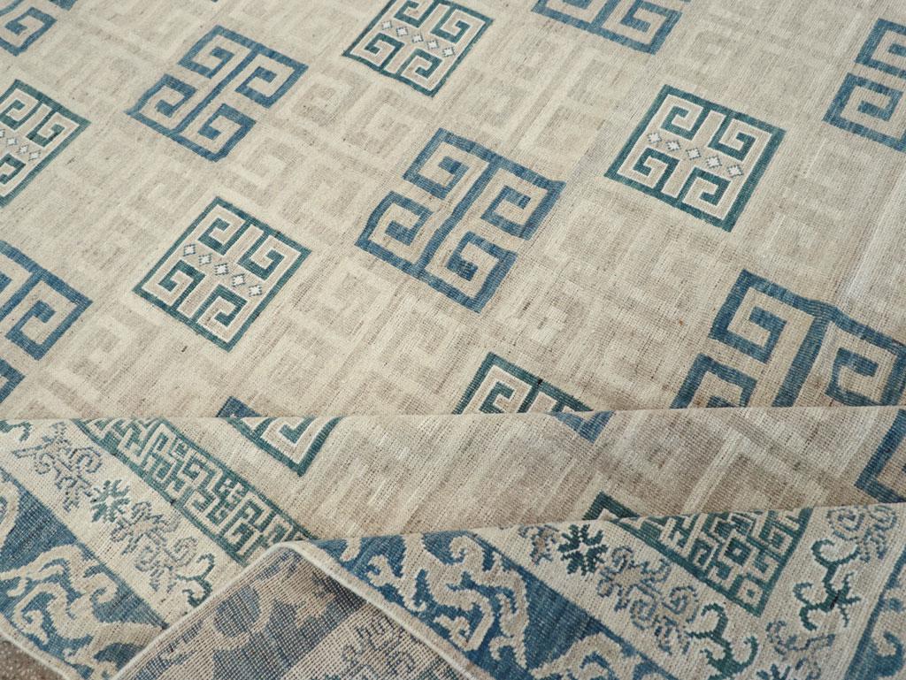 Tapis Khotan du Turkestan oriental du 21e siècle en vente 1