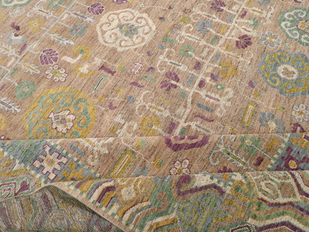 Tapis Khotan du Turkestan oriental du 21e siècle en vente 1