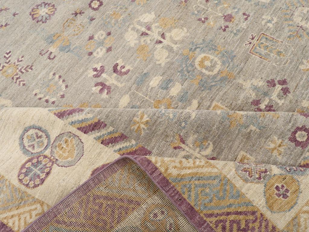 Tapis Khotan du Turkestan oriental du 21e siècle en vente 1