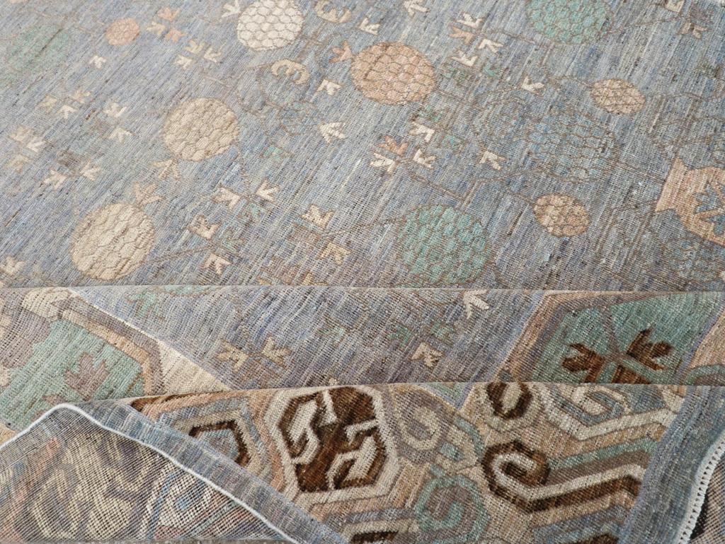 Tapis Khotan du Turkestan oriental du 21e siècle en vente 1