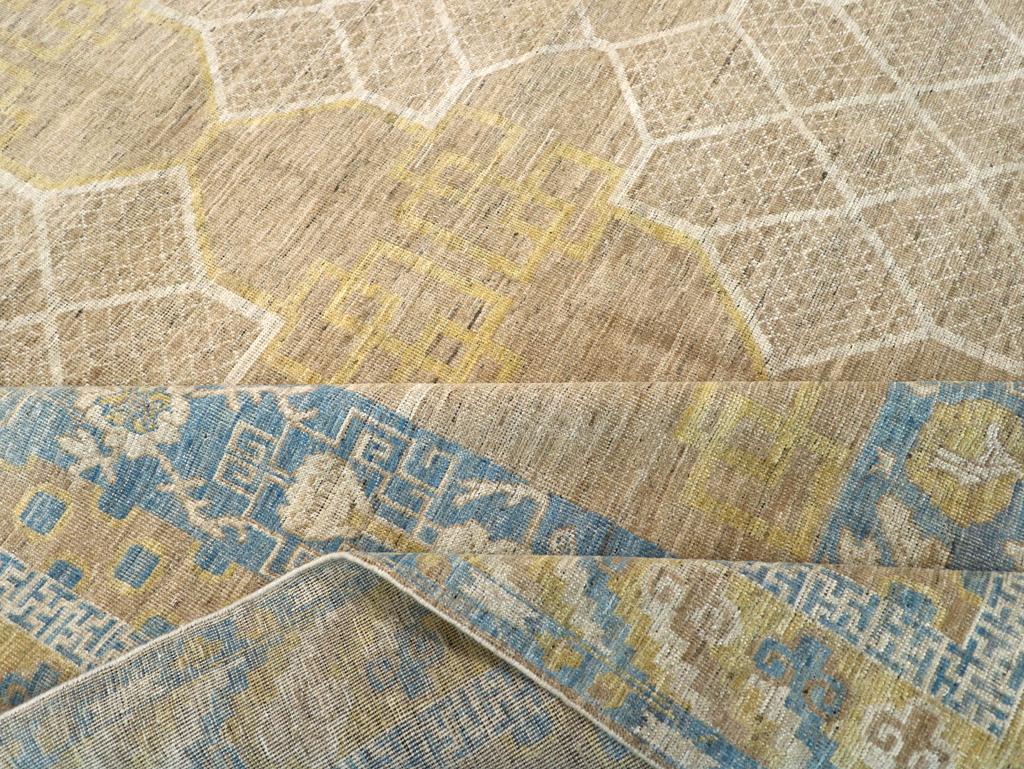 Tapis Khotan du Turkestan oriental du 21e siècle en vente 1