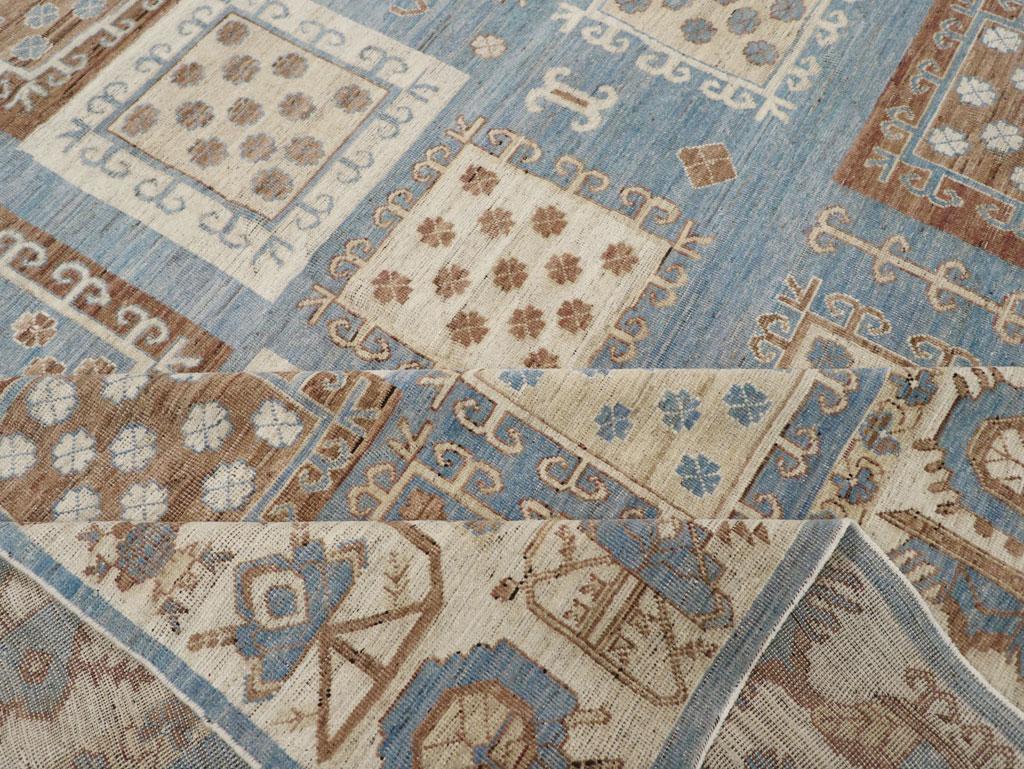 Tapis Khotan du Turkestan oriental du 21e siècle en vente 1