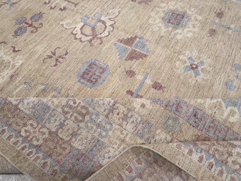 Tapis Khotan du Turkestan oriental du 21e siècle en vente 1