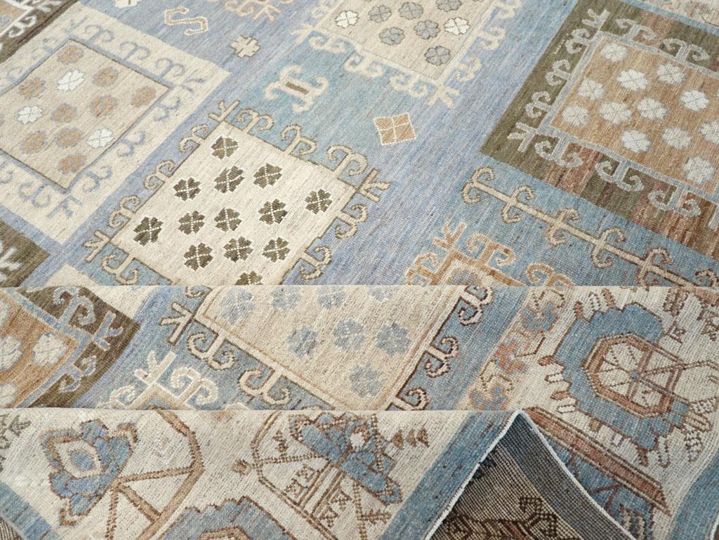 Tapis Khotan du Turkestan oriental du 21e siècle en vente 1