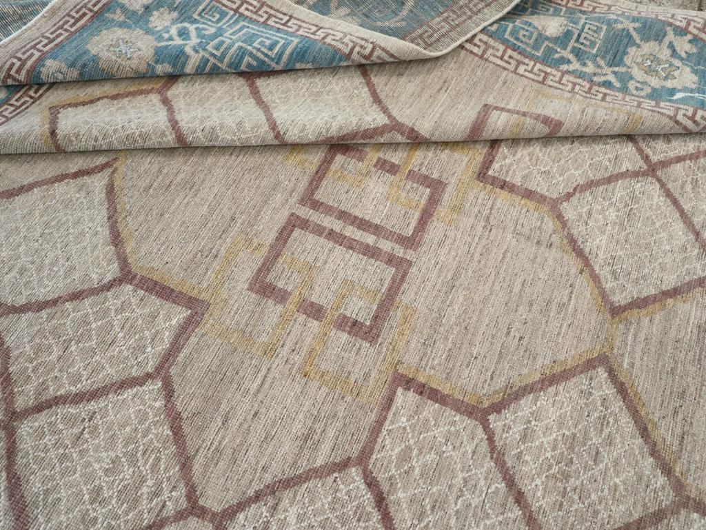 Tapis Khotan du Turkestan oriental du 21e siècle en vente 2