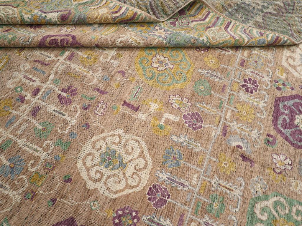 Tapis Khotan du Turkestan oriental du 21e siècle en vente 2