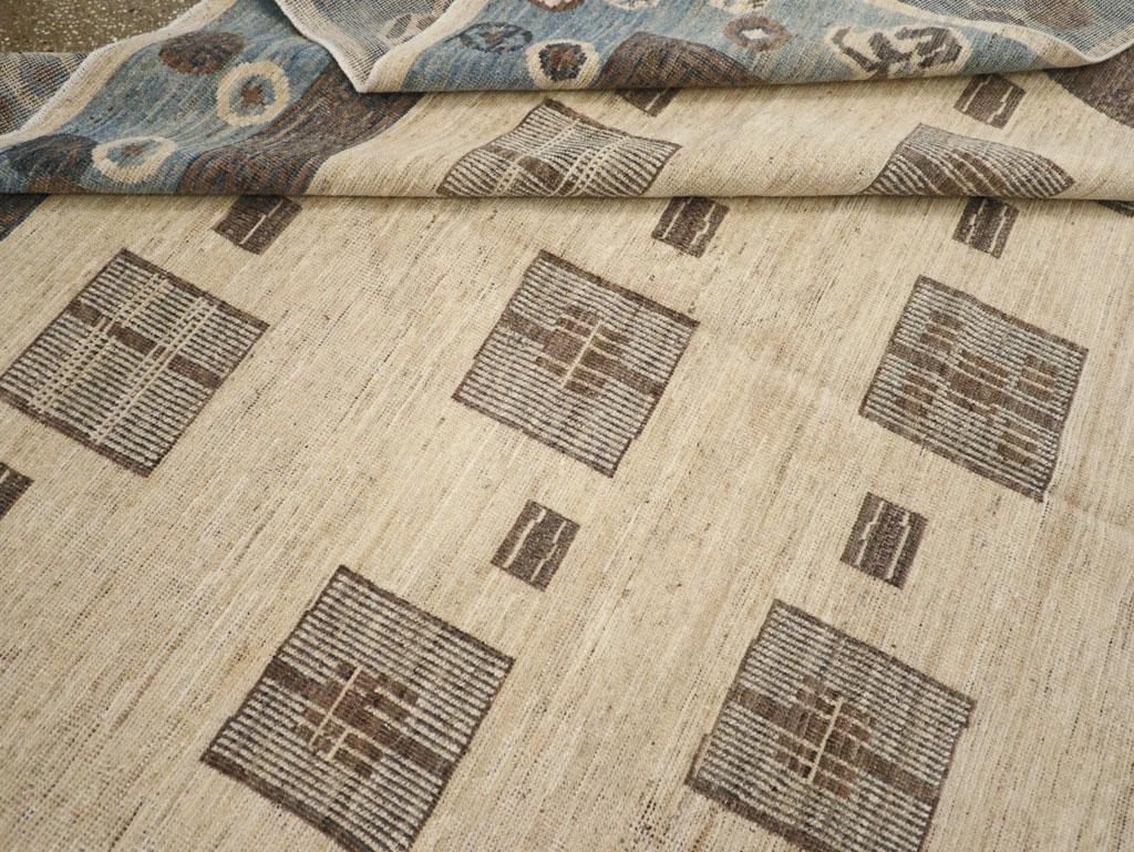 Tapis Khotan du Turkestan oriental du 21e siècle en vente 2