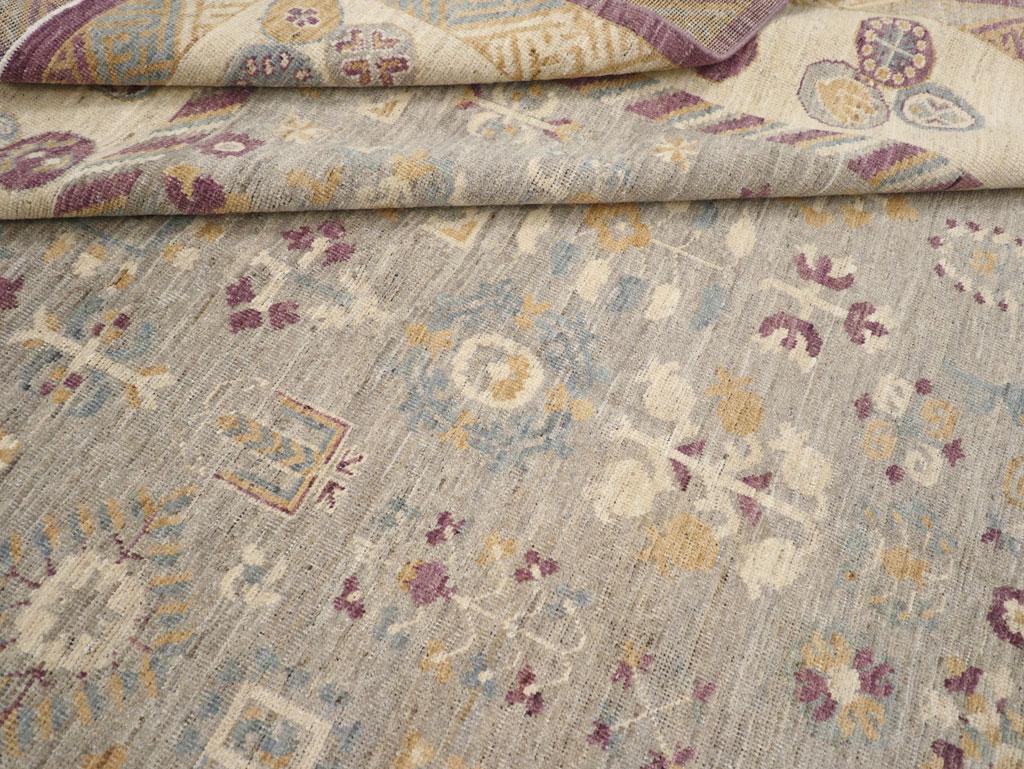 Tapis Khotan du Turkestan oriental du 21e siècle en vente 2