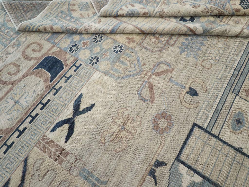 Tapis Khotan du Turkestan oriental du 21e siècle en vente 2
