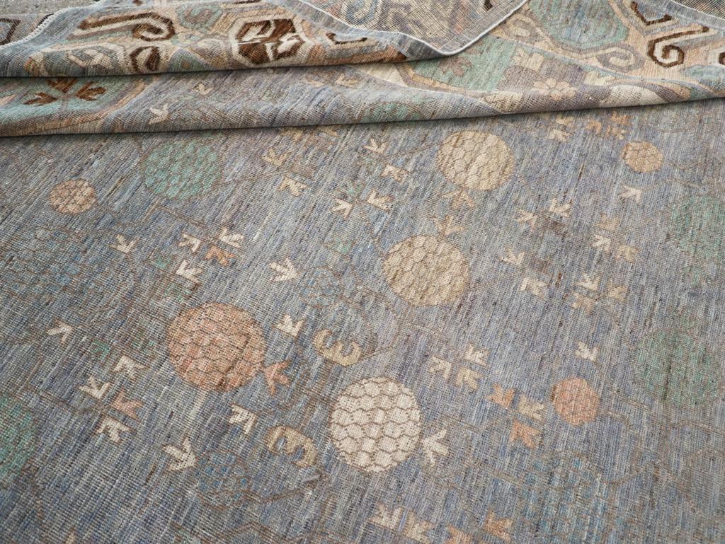 Tapis Khotan du Turkestan oriental du 21e siècle en vente 2