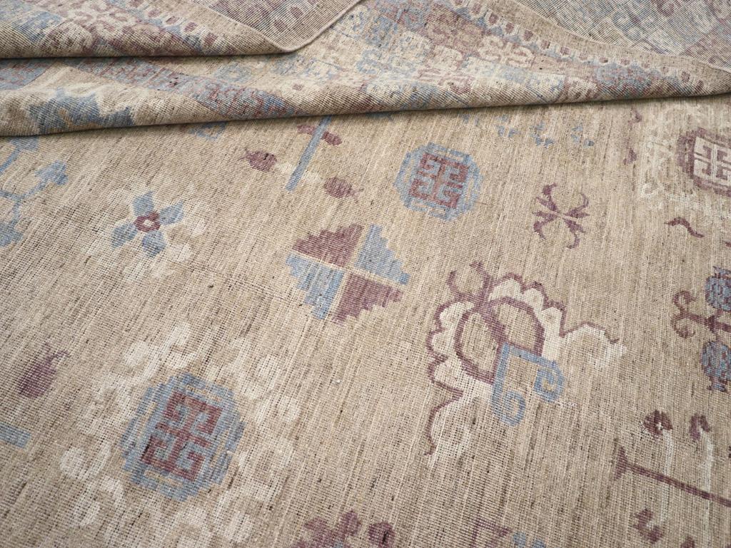 Tapis Khotan du Turkestan oriental du 21e siècle en vente 2