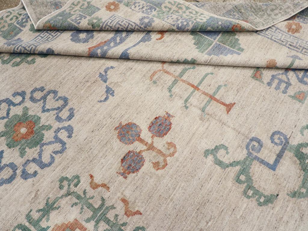 Tapis Khotan du Turkestan oriental du 21e siècle en vente 2