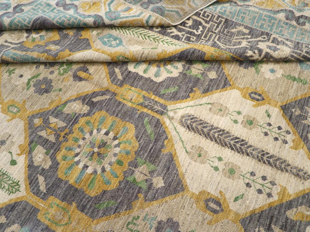Tapis Khotan du Turkestan oriental du 21e siècle en vente 2
