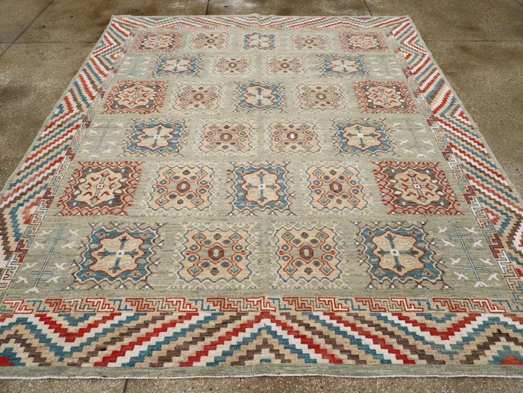 Un tapis moderne du Turkestan oriental Khotan de petite taille, fabriqué à la main au cours du 21e siècle.

Mesures : 8' 3