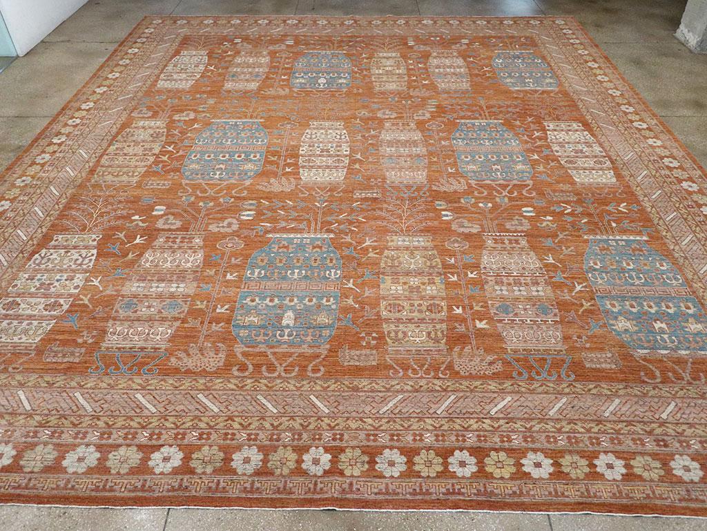 Un grand tapis moderne du Turkestan oriental Khotan Vase Pictorial, fabriqué à la main au cours du 21e siècle.

Mesures : 16' 2