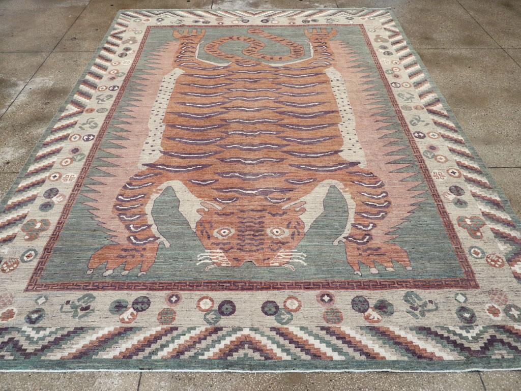 Un moderno tappeto Khotan pittorico del Turkestan Orientale, realizzato a mano nel XXI secolo.

Misure: 10' 0
