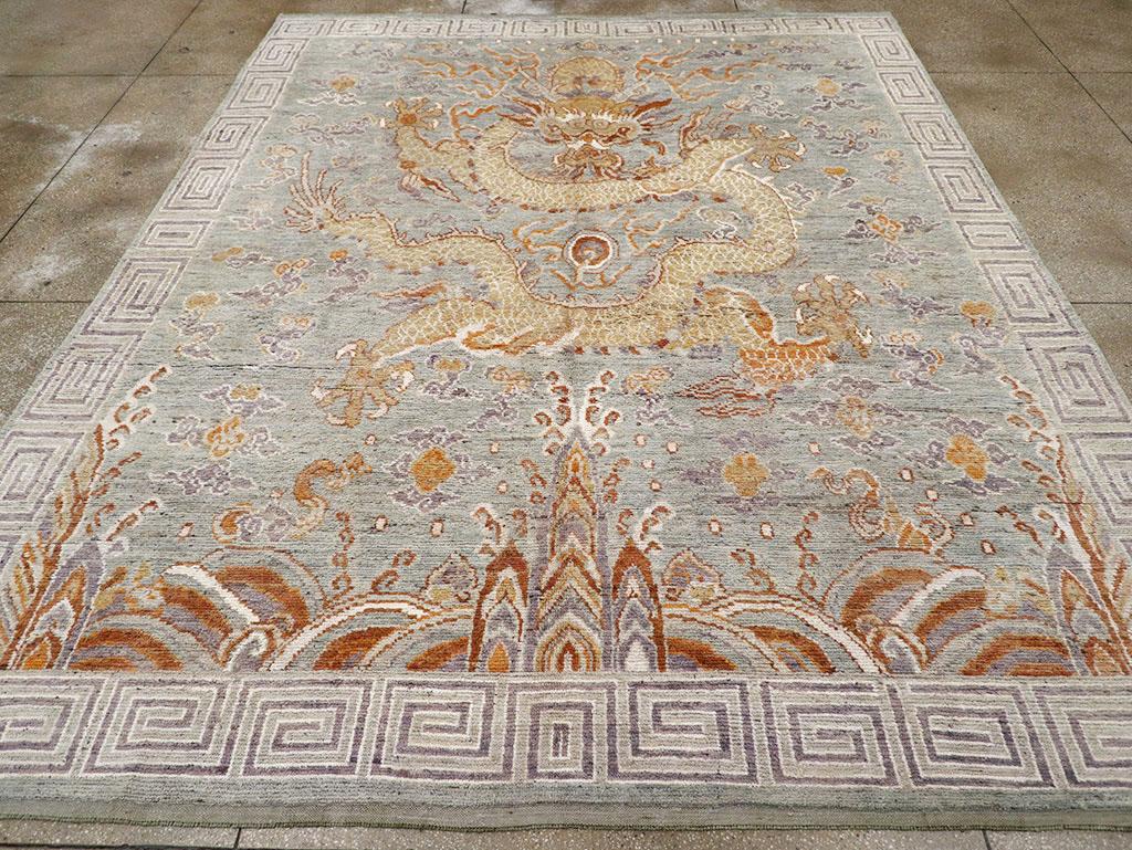 Un tapis moderne du Turkestan oriental Pictorial Khotan, fabriqué à la main au cours du 21e siècle.

Mesures : 10' 5