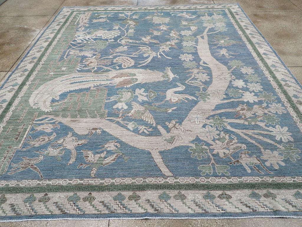 Un moderno tappeto Khotan pittorico del Turkestan Orientale, realizzato a mano nel XXI secolo.

Misure: 10' 9