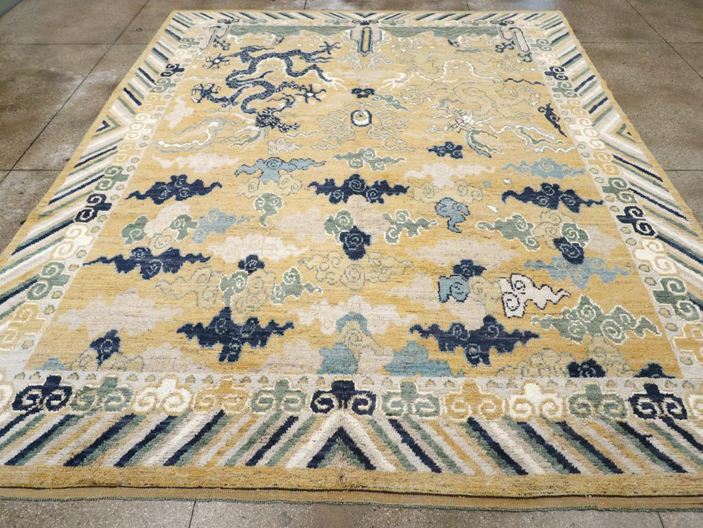Un tapis moderne du Turkestan oriental Pictorial Khotan, fabriqué à la main au cours du 21e siècle.

Mesures : 10' 10