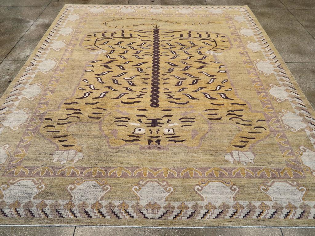 Un moderno tappeto Khotan pittorico del Turkestan Orientale, realizzato a mano nel XXI secolo.

Misure: 10' 11