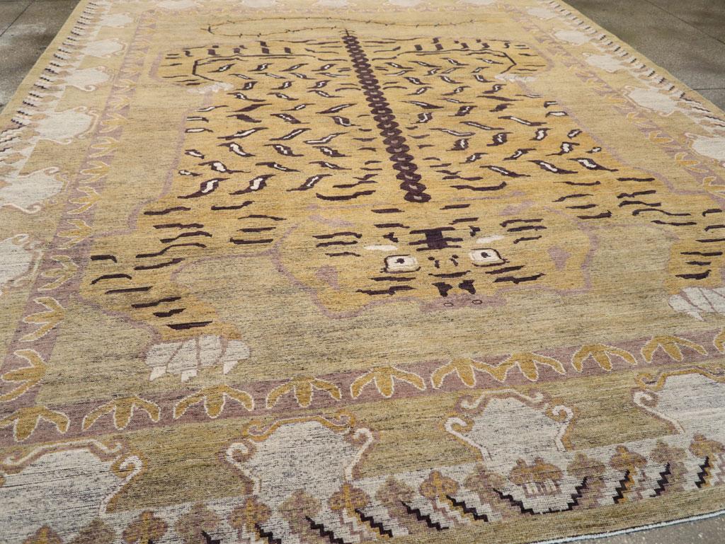 XXI secolo e contemporaneo Tappeto del 21° secolo del Turkestan Orientale con immagini di Khotan, dimensioni della stanza in vendita