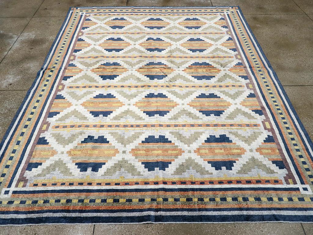 Un tapis moderne en soie du Turkestan oriental Khotan, fabriqué à la main au cours du 21e siècle.

Mesures : 9' 0