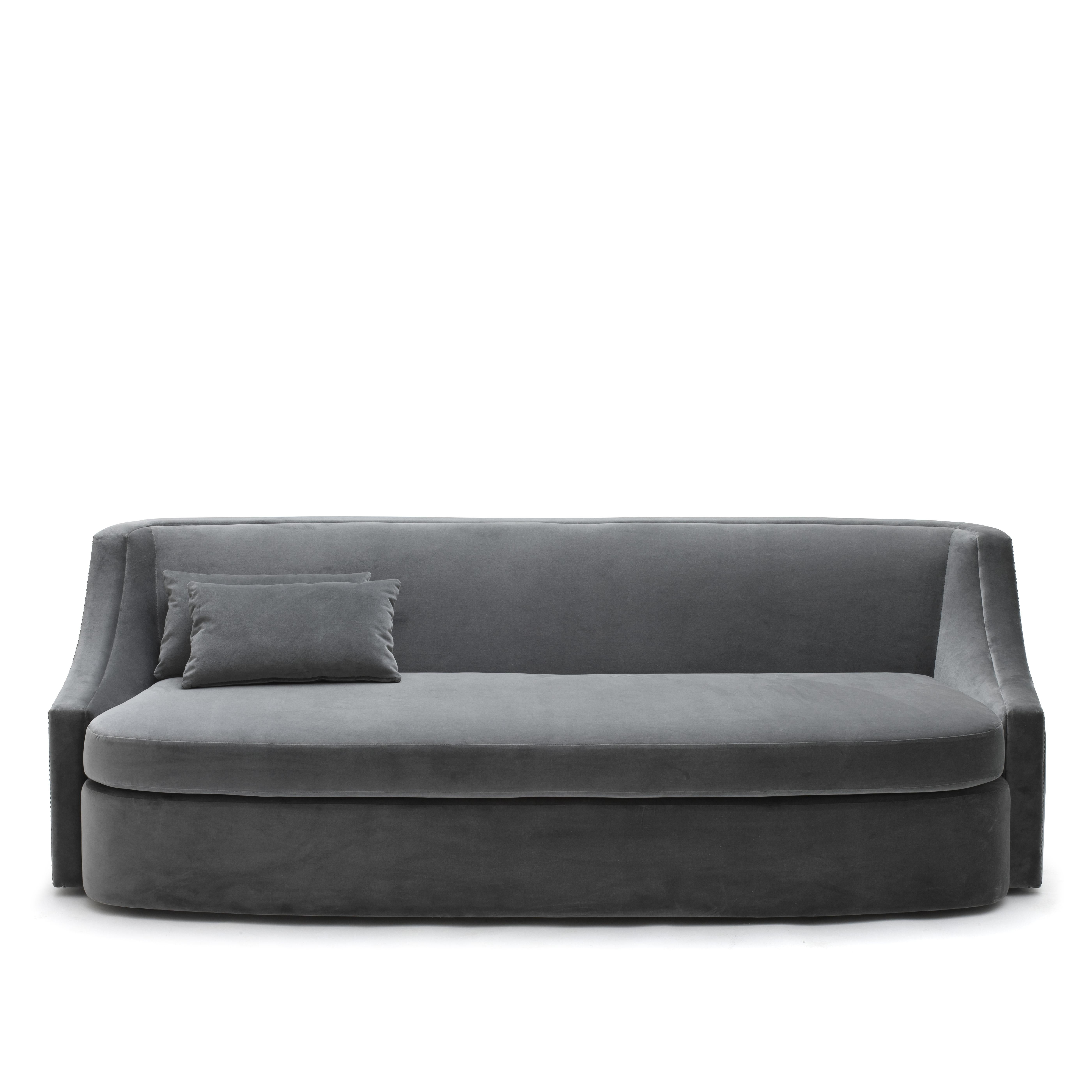 Divano Eduarda, 100% velluto di cotone, di Duistt

EDUARDA SOFA, realizzato con grande attenzione ai dettagli, è un bellissimo divano leggermente curvo dalle linee molto eleganti. È semplicemente chic e sofisticato. È un divano che può essere