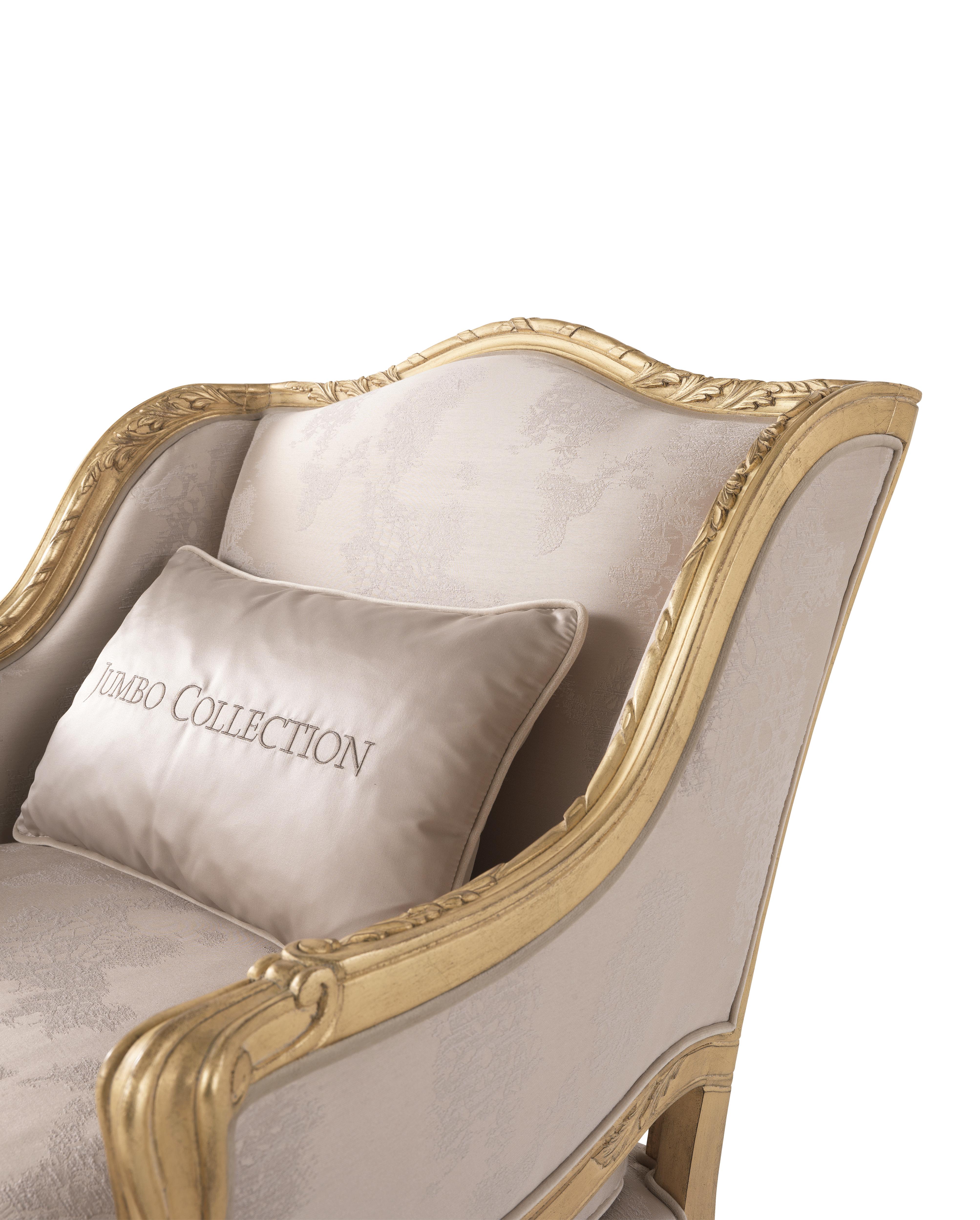 Eglantine-Sessel des 21. Jahrhunderts aus Stoff mit blattvergoldeter Oberfläche (Louis XVI.) im Angebot