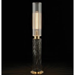 Lámpara de Sobremesa Elegance del Siglo XXI: Vidrio estriado y diseño de cristal ahumado