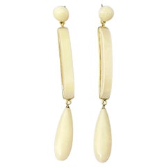 Elegante italienische Tropfenohrringe aus weißem Knochen des 21. Jahrhunderts von Carola