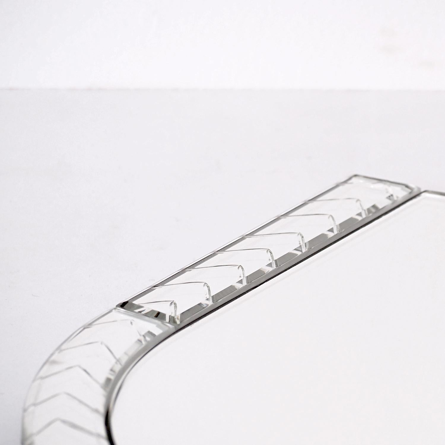 Elemento DUE ist einer der Spiegel aus massivem Glas der Muranoglas-Kollektion voller Tiefe und kühner grafischer Linien, die auf der venezianischen Insel fachmännisch von Hand gefertigt werden.

In Zusammenarbeit mit den erfahrenen Glaskünstlern