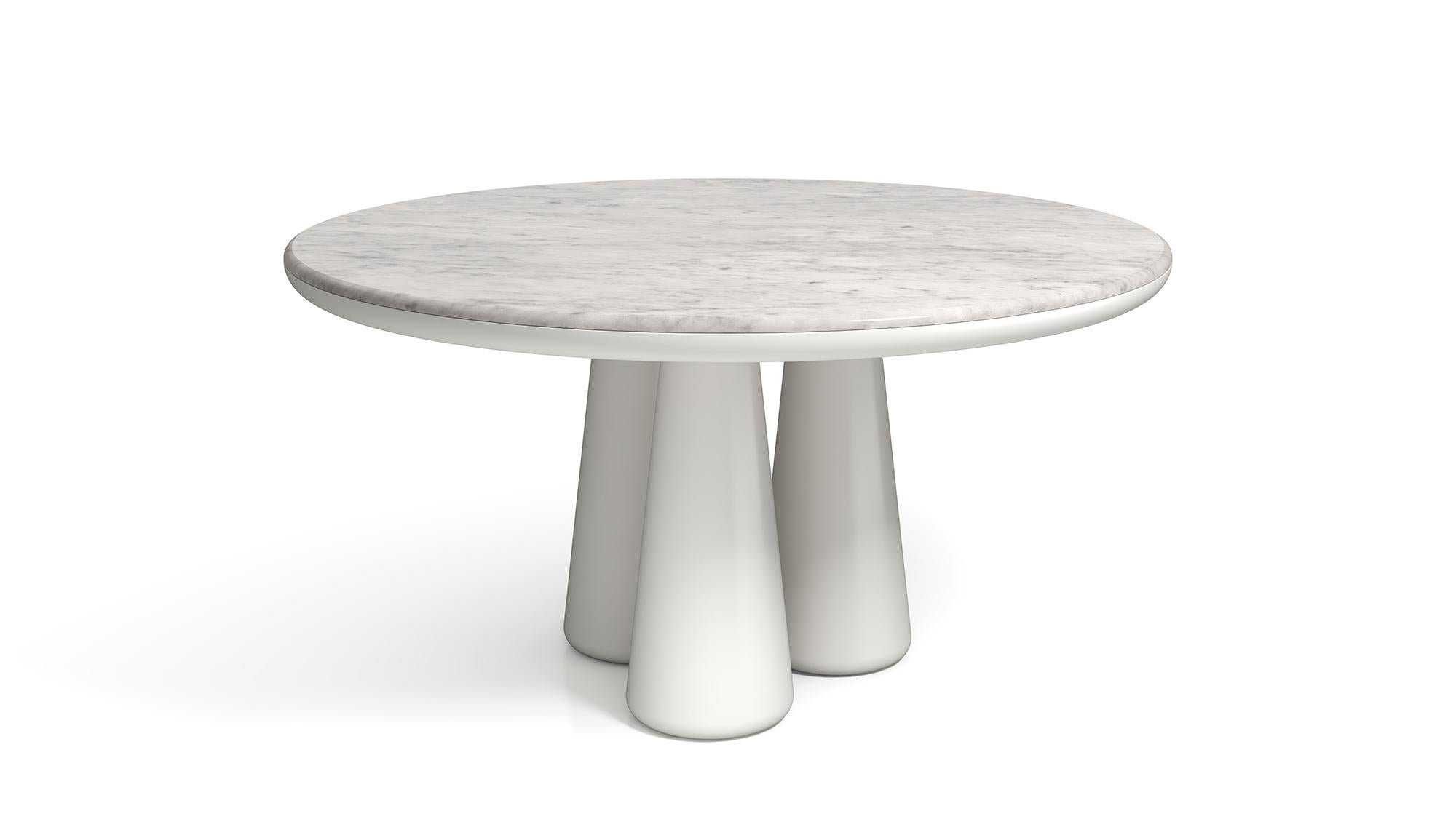 Table Isotopo design/One, produit par Scapin Collezioni
Édition limitée

Un plateau rond vibrant est associé à une base sculpturale composée de trois supports coniques arrondis qui confèrent au produit une forte tridimensionnalité.
Matériaux : base