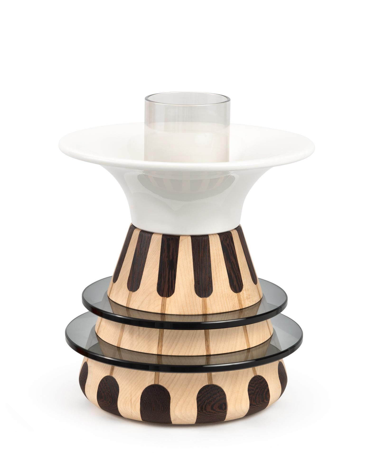 Catodo-Vase, Entwurf von Elena Salmistraro, Produkt von Scapin Collezioni

Das Design von Catodo ergibt sich aus einer eleganten Kombination von verschiedenen Volumen und Materialien. Durch das Zusammentreffen von raffinierten Wengé-, Eichen- und