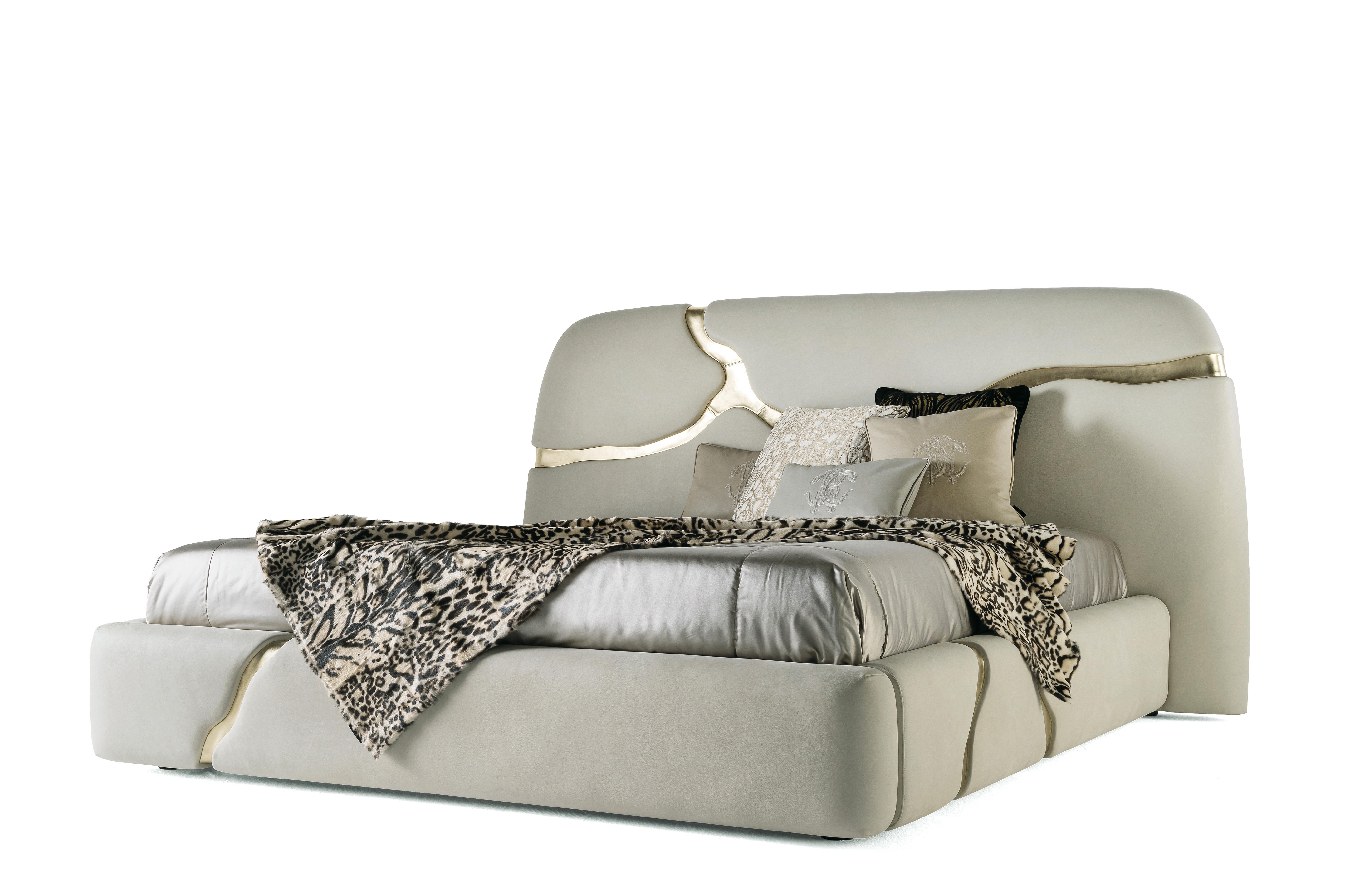 Elgon is a spectacular and fascinating bed, characterized by a large headboard whose workmanship is inspired by the kintsugi technique, the ancient Japanese art of giving new life to fragments of broken objects, enhancing the ribs created. In the