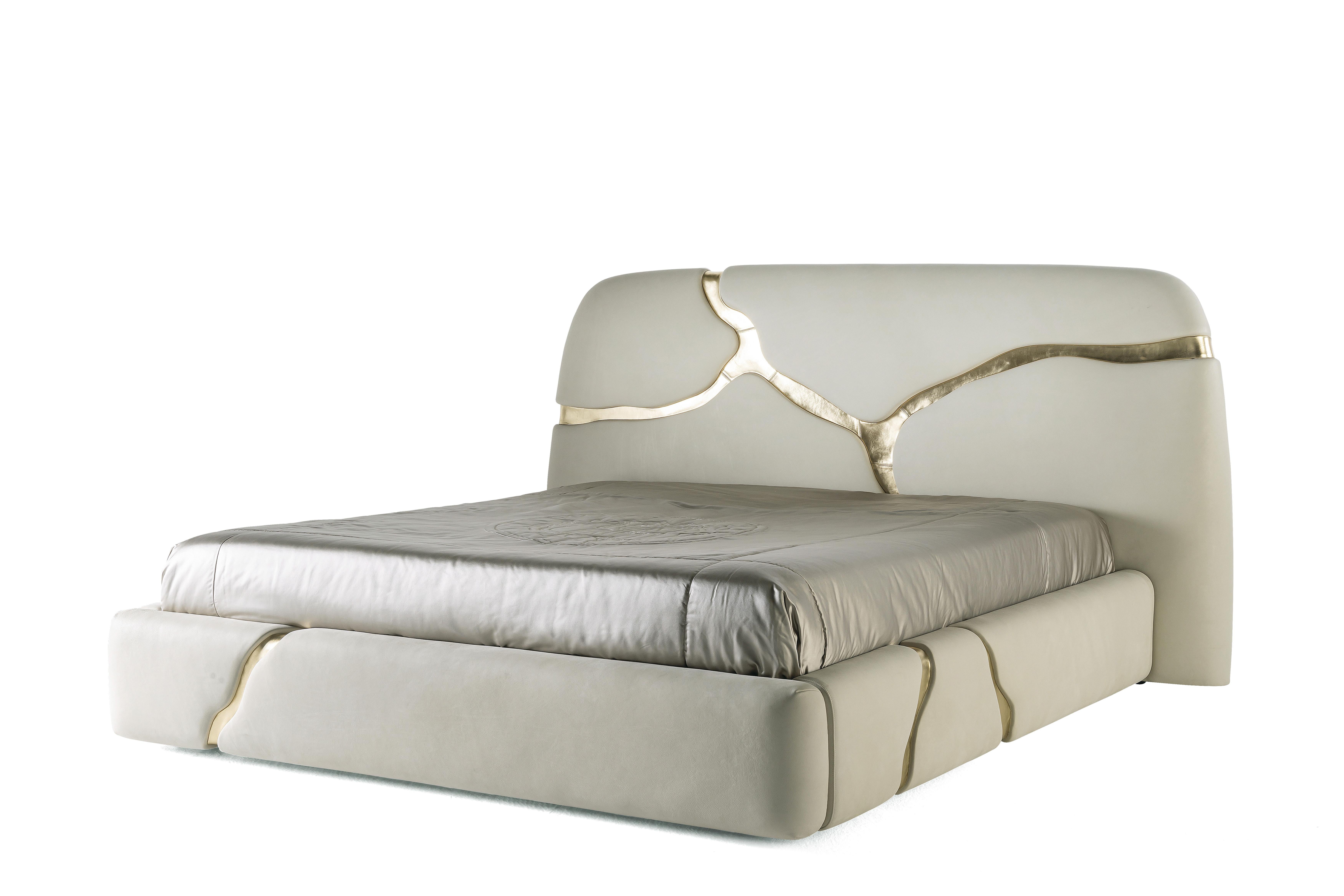 Italian 21st Century Elgon Bed in Leather by Roberto Cavalli Home Interiors For Sale