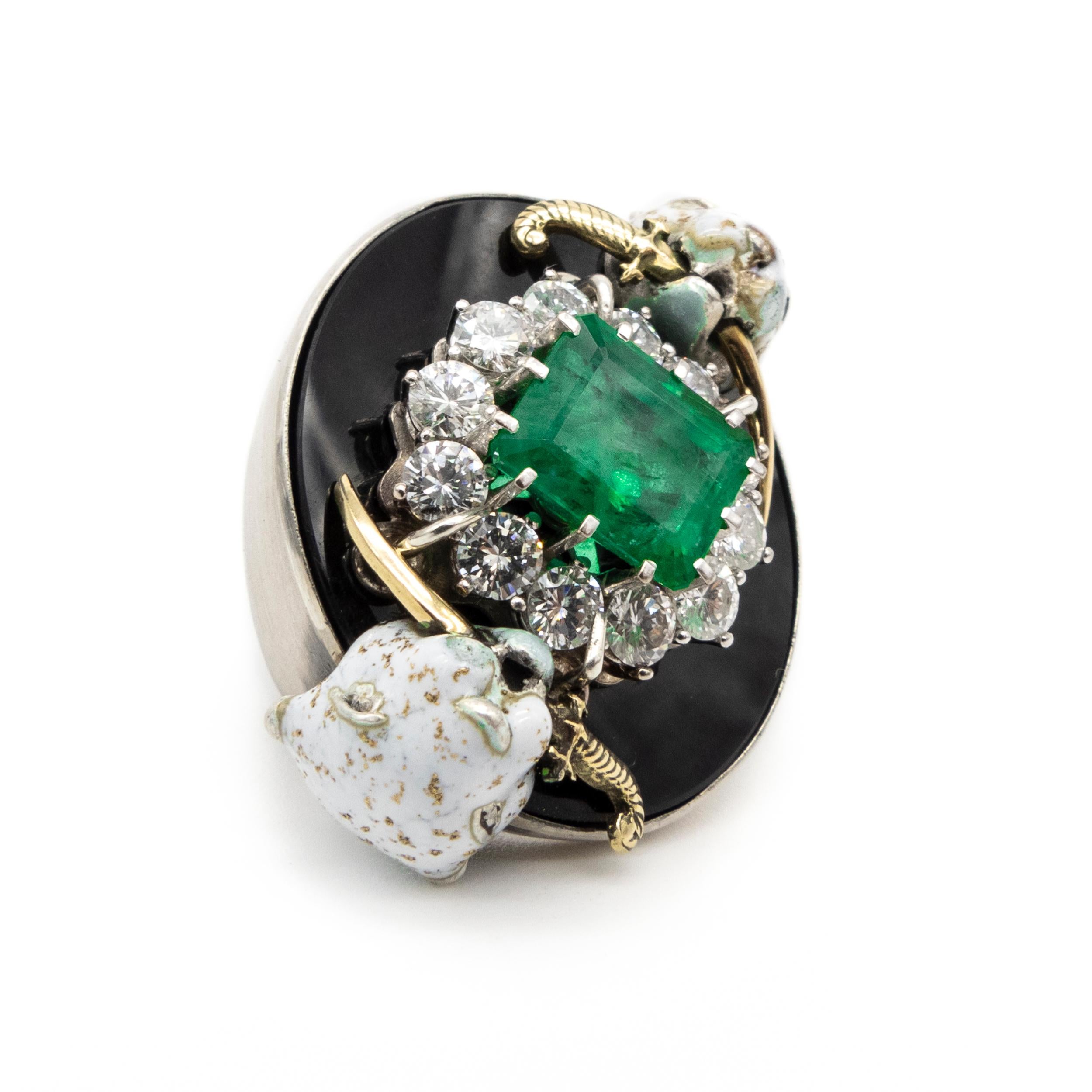 Emerald Diamonds Onix Enamel Leopards Dagger Gold Silver Cocktail Ring 

Presenting the stunning Ring of The Guardian of the Treasure from our exclusive collection. This meticulously crafted piece boasts a sophisticated design featuring an oxidized