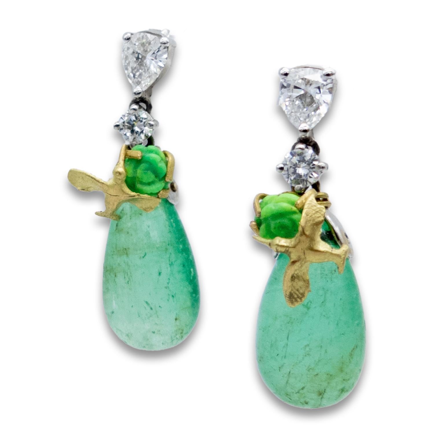 21st Century Emeralds Diamonds Pear Cut Turquoise Yellow & White Gold Earrings

Earrings in white gold and 18 Karat yellow gold, 0'71 carats of pear-cut diamonds, 0'25 carats of brilliant-cut diamonds and 18 carats of drop emeralds and rose cut
