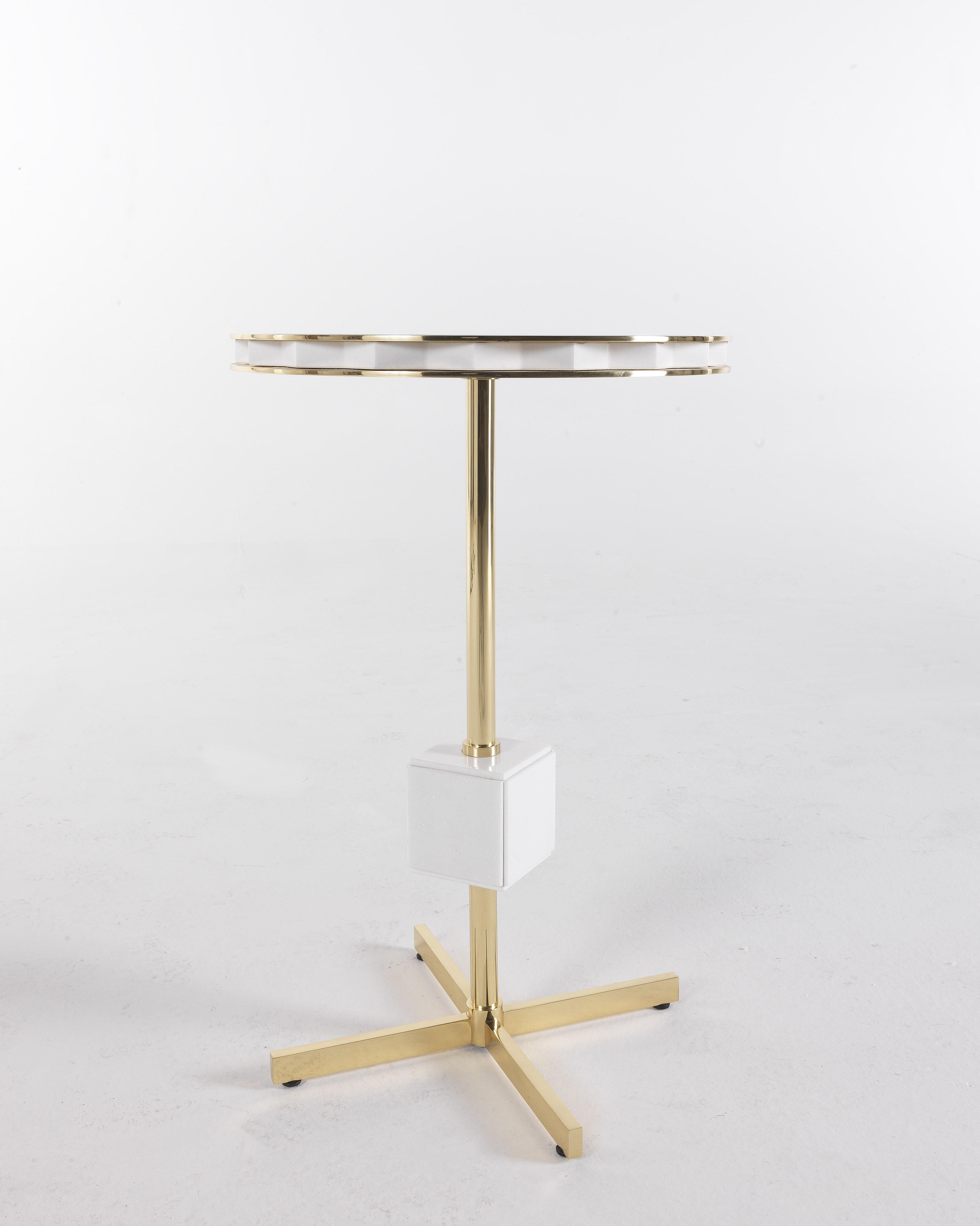 Formes géométriques dans le style Decò pour la table basse Emily, caractérisée par une structure en laiton avec une finition brillante, un cube décoratif et un plateau en marbre. Un meuble au charme éclectique, adapté aux environnements de style