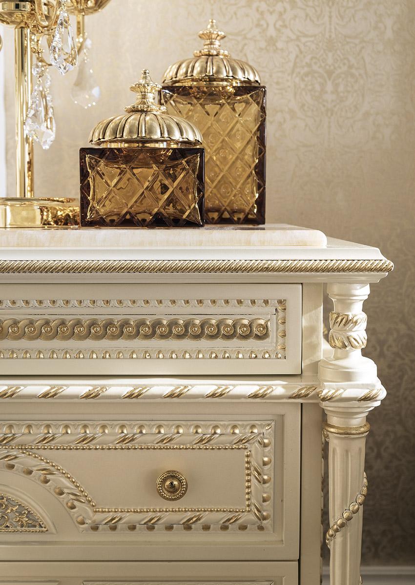 Rococo Table de nuit du 21e siècle de style Empire avec plateau en marbre par Modenese Gastone en vente