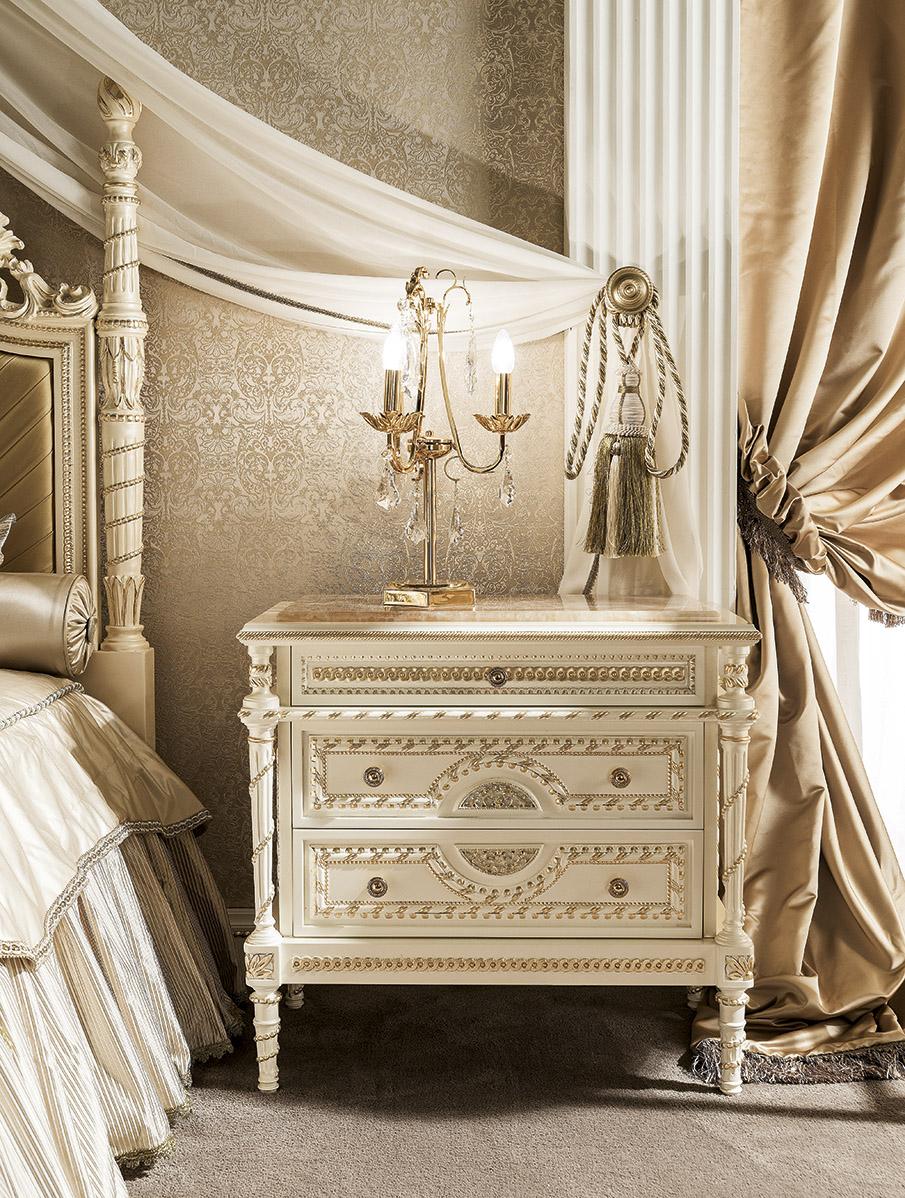 italien Table de nuit du 21e siècle de style Empire avec plateau en marbre par Modenese Gastone en vente