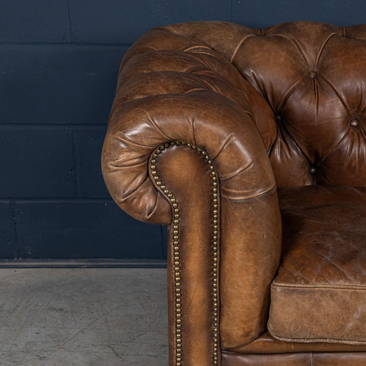 Divano Chesterfield in pelle marrone inglese del 21° secolo di Halo in vendita 5