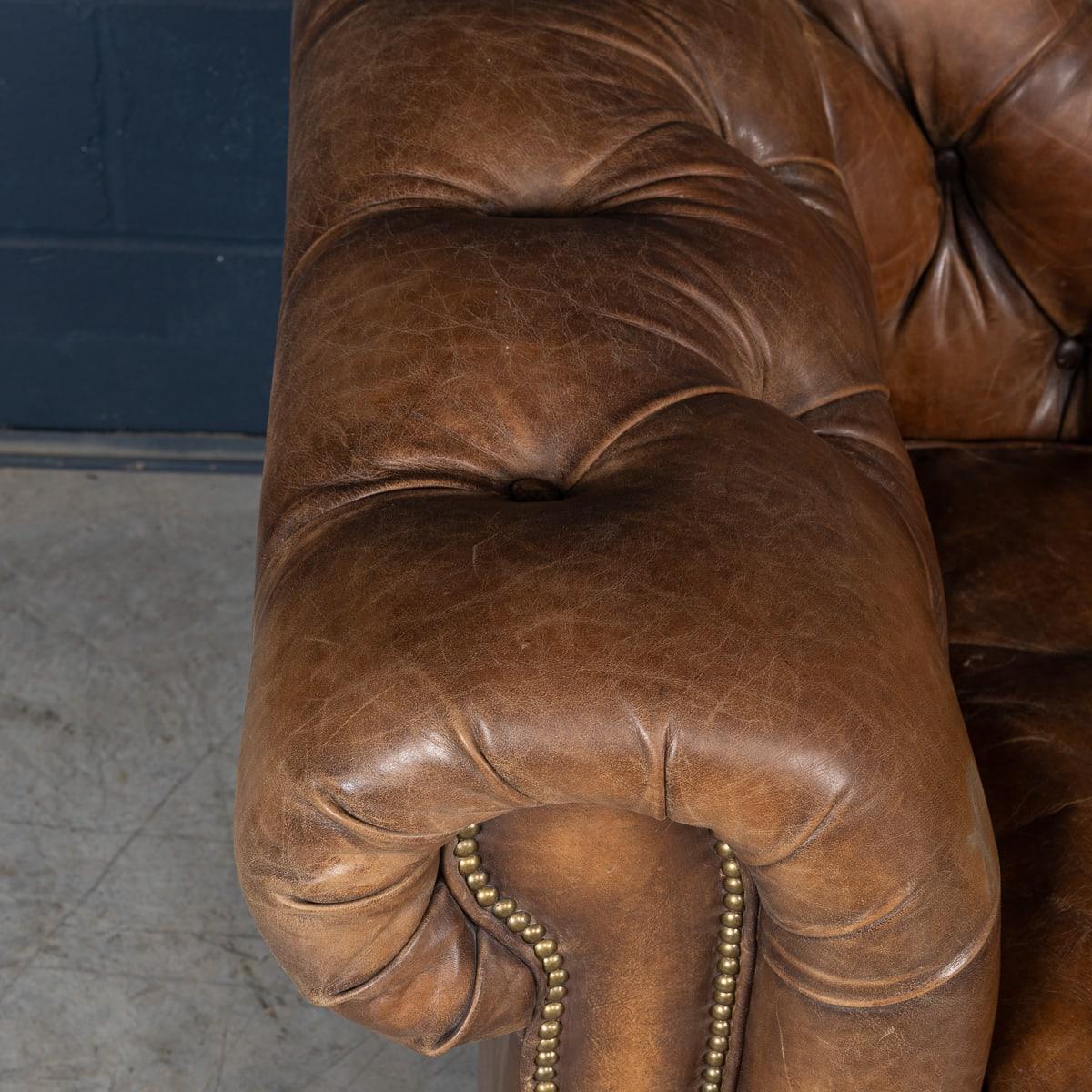 Divano Chesterfield in pelle marrone inglese del 21° secolo di Halo in vendita 6