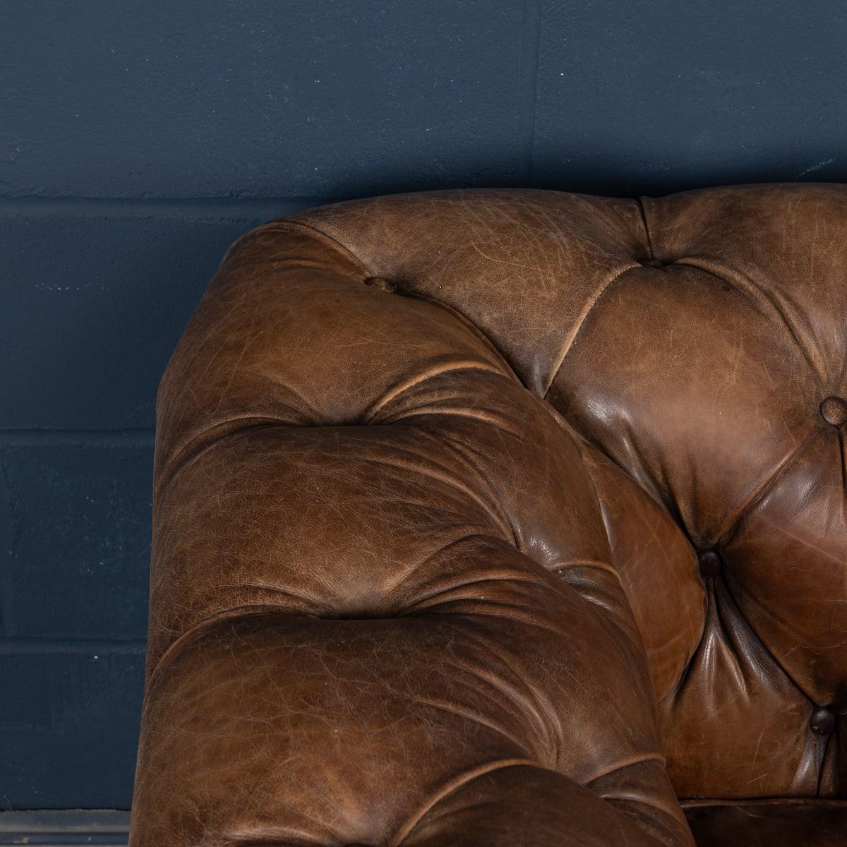Divano Chesterfield in pelle marrone inglese del 21° secolo di Halo in vendita 7