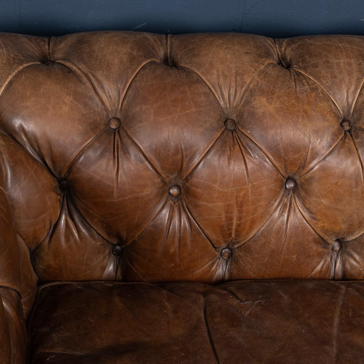 Divano Chesterfield in pelle marrone inglese del 21° secolo di Halo in vendita 8