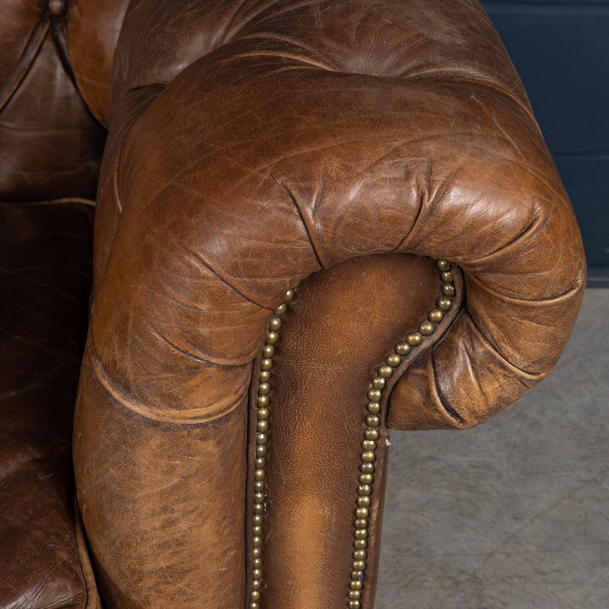 Divano Chesterfield in pelle marrone inglese del 21° secolo di Halo in vendita 9