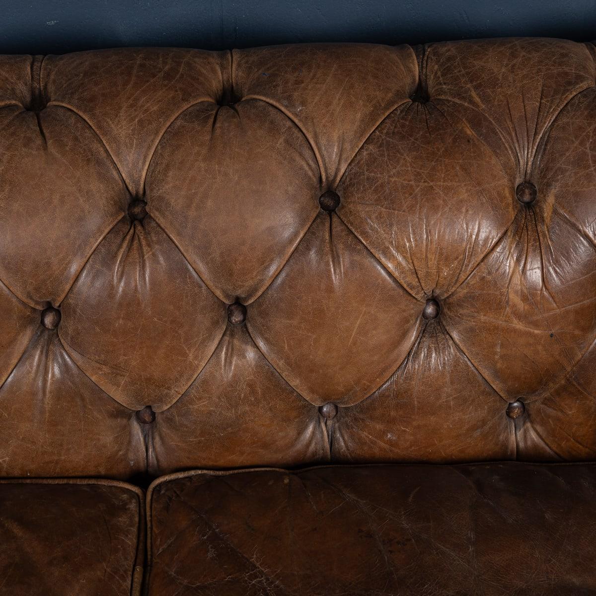 Divano Chesterfield in pelle marrone inglese del 21° secolo di Halo in vendita 10
