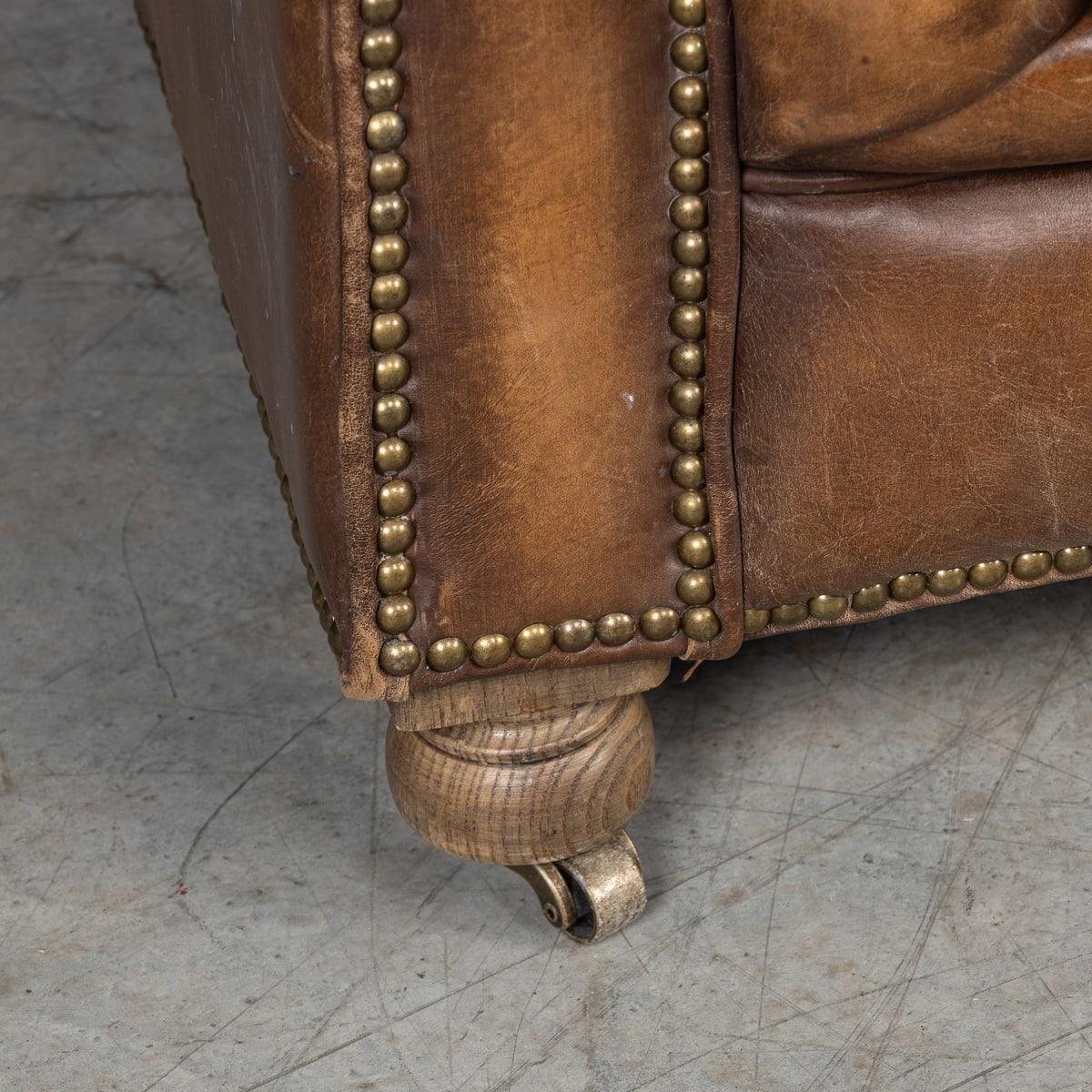 Divano Chesterfield in pelle marrone inglese del 21° secolo di Halo in vendita 11