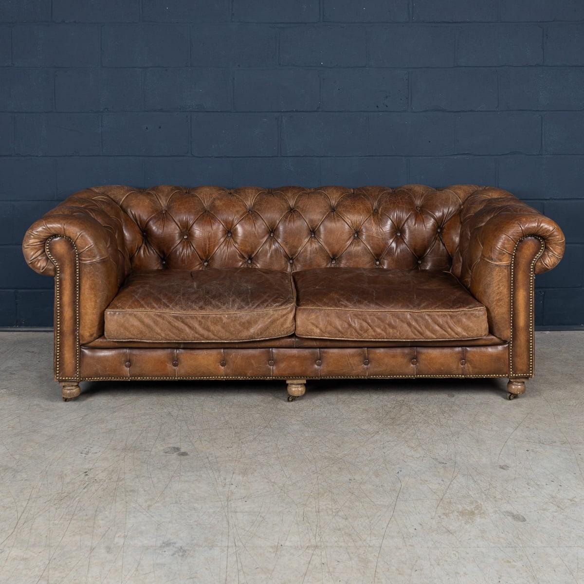 Altro Divano Chesterfield in pelle marrone inglese del 21° secolo di Halo in vendita
